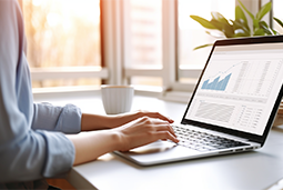 守在就业季中的毕业生，等待青年失业率曲线往下走