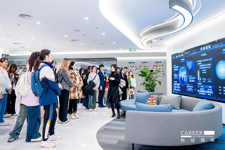 知名人力资源供应商伟德国际1946国际在企业参访活动中为拜访嘉宾与学生介绍公司基本情况