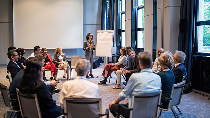 人力资源公司伟德国际1946国际认为中国制造业企业出海应从人才培养与人才开展双驱动模型管理国际化人才